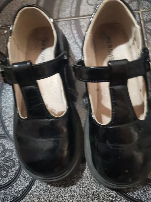 Vand pantofi de lac de fetita foarte frumosi