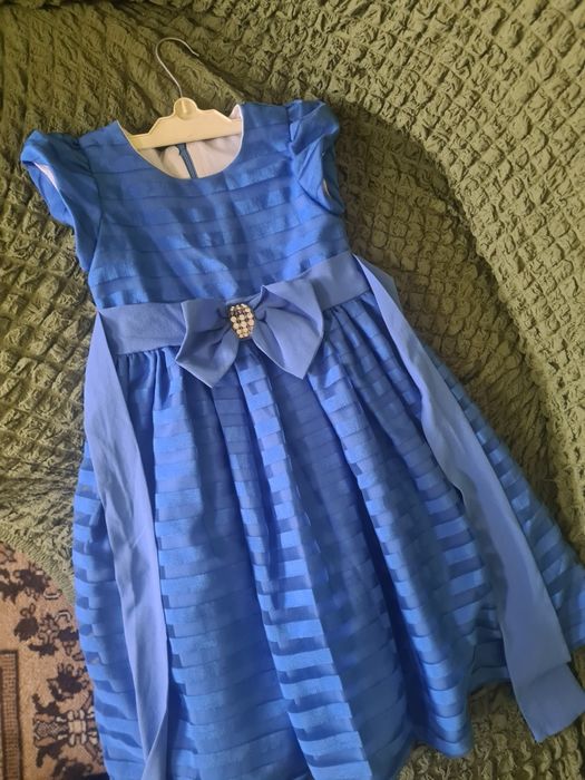 Продам платья на девочку 5-7 лет