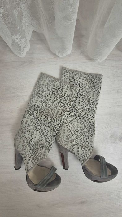 Серые летние сапоги