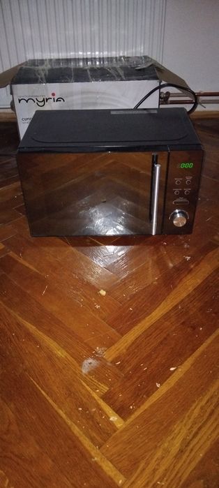 Vând microunde este aproape noua sa folosite o singura data