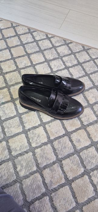 Продам школьные туфли