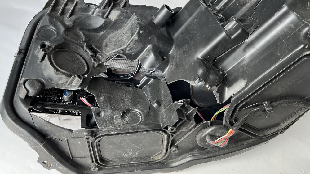 Десен фар Toyota Auris 2 (2013-2019)