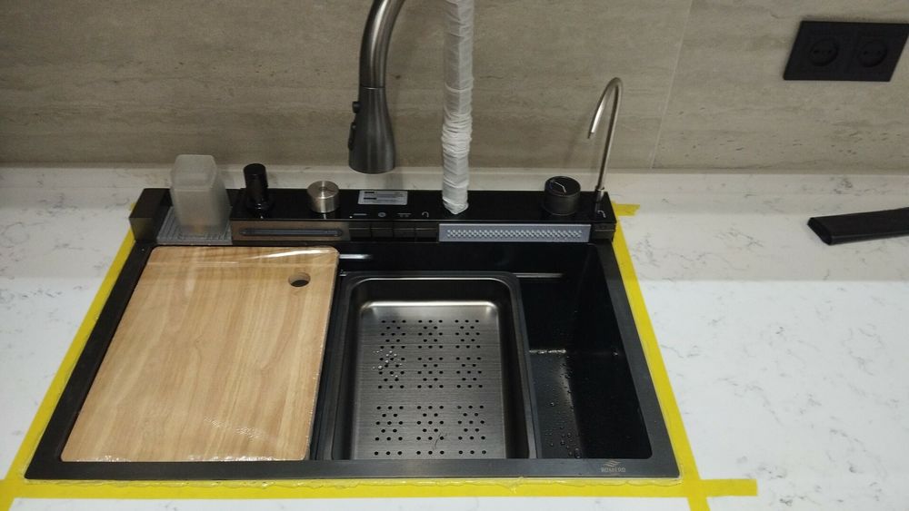 Кухонный смарт мойка внутри корпус металлически