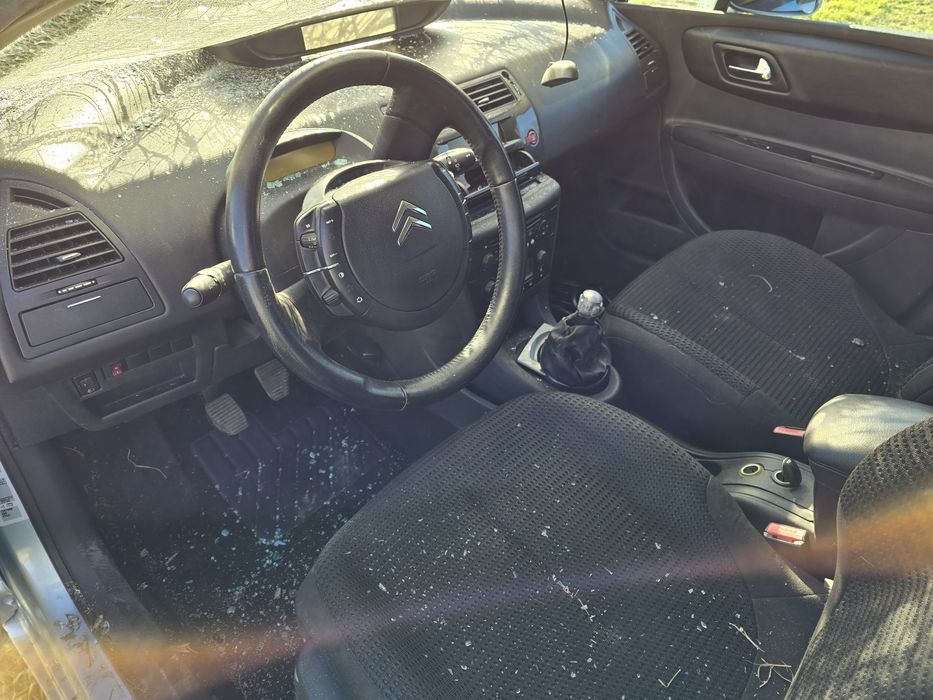 Продавам цитроен ц4 1.6 бензин на части само