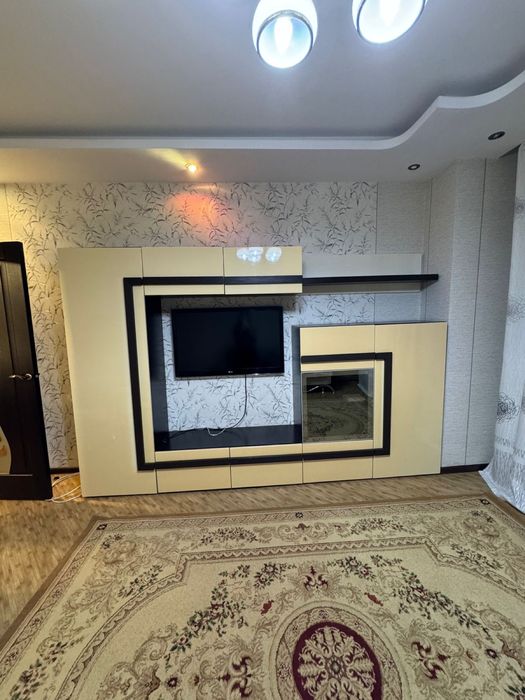 Продаю комод,стенку под телевизор и компьютерный столик со шкафом