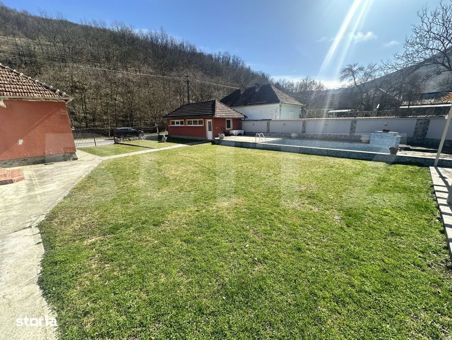 Casa cu piscina si teren generos de 3.298 mp in Lesnic, la 15 minute d