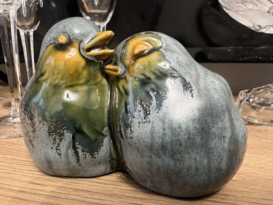 Bibelou ceramic – păsări îmbrățișate