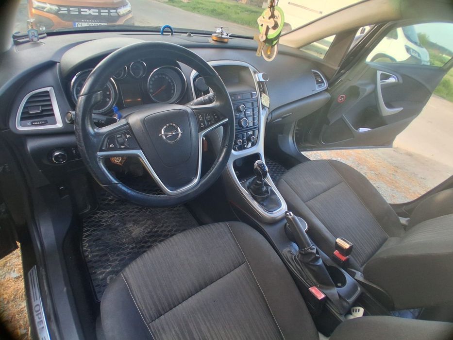 Vând Opel Astra J