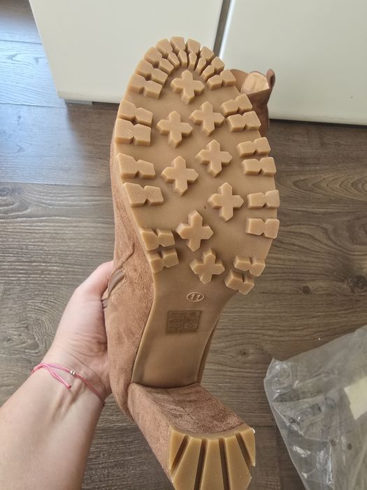 Чисто нови велурени боти