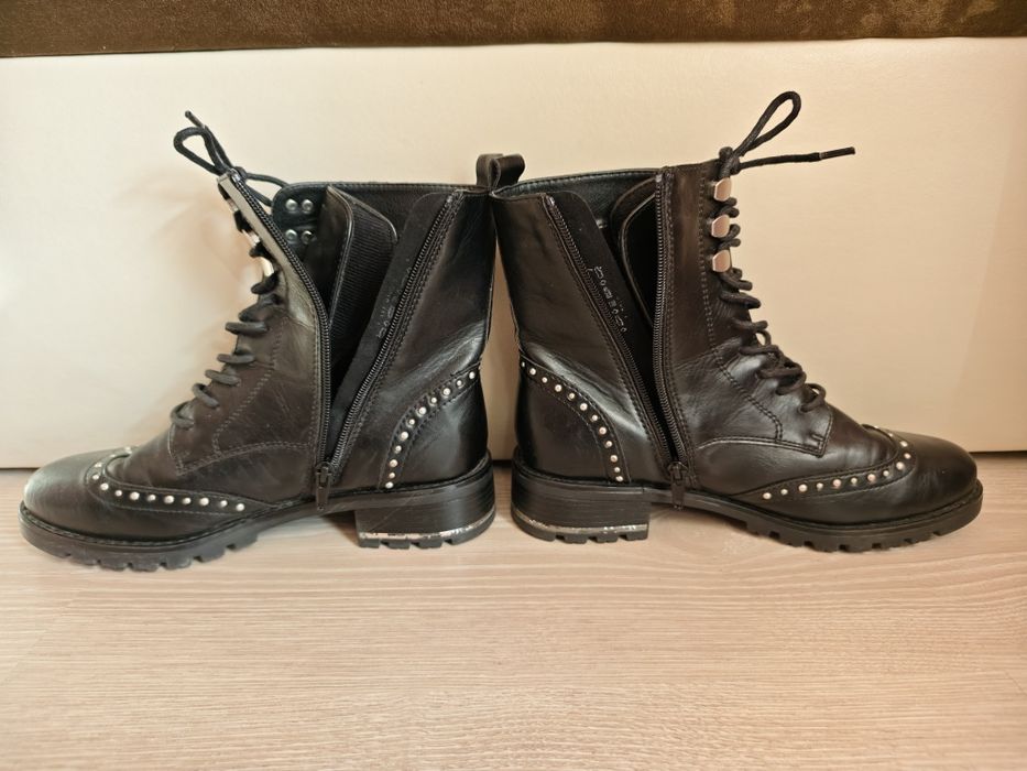 Елегантни дамски боти