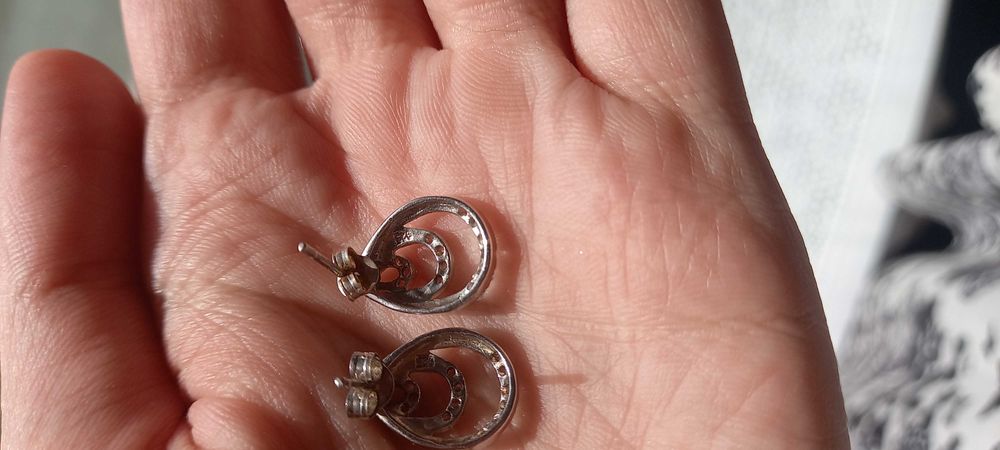 Малки Сребърни обеци като капчица с цирконий