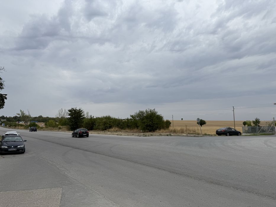 Продавам поземлен имот 4 дк.