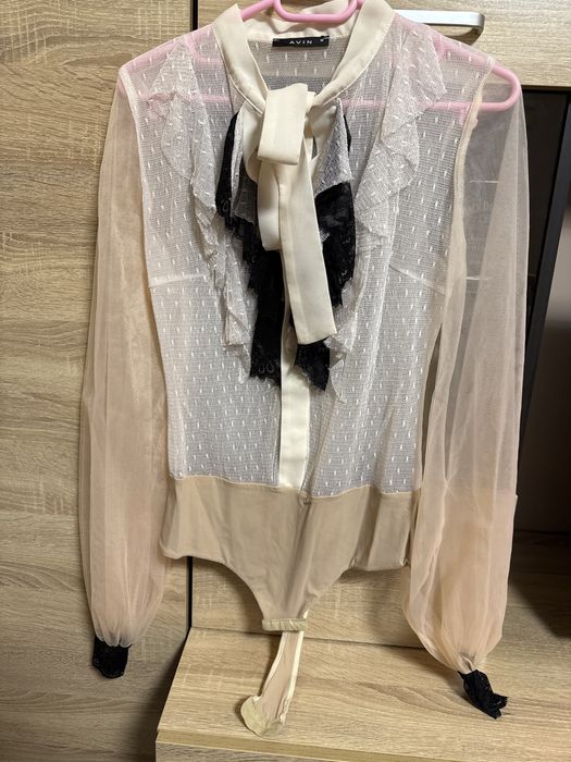 Боди  и бели дънки  на на Avin . Риза на Hugo с етикет