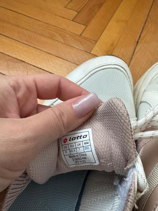 Adidași Lotto sport