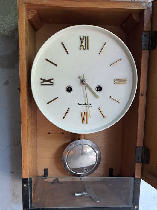 Стенен часовник Янтар