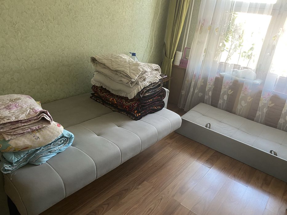 Продается: компютерный стул, ковры Диван