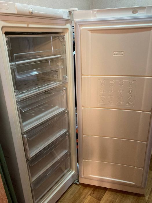 Морозильная камера Indesit DSZ 4150, 214 л — почти новая