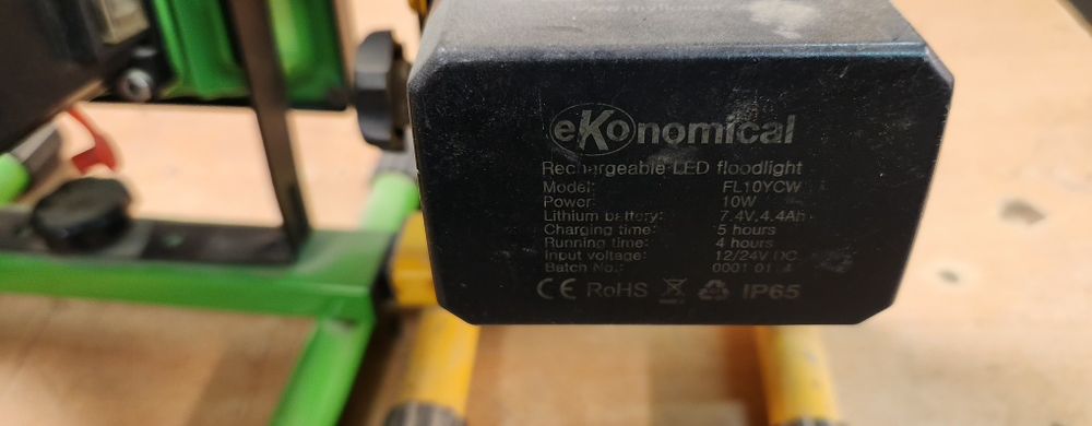 Vand becuri cu led pe bateri litiu ion