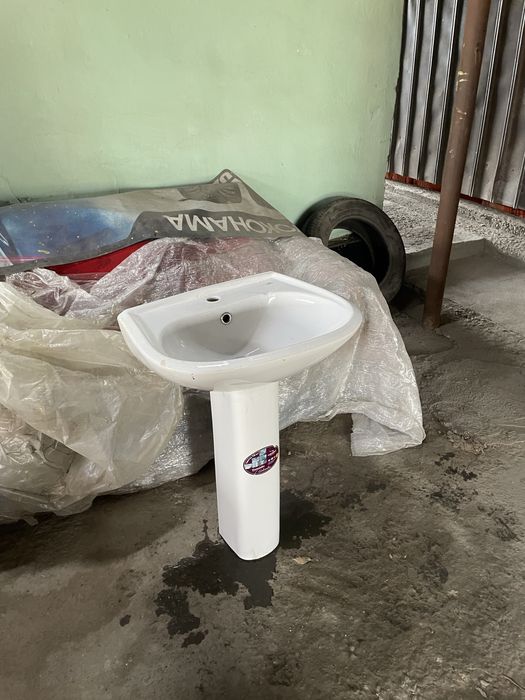 Раковина с ножкой б/у