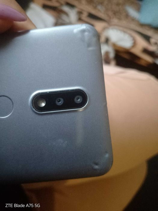 Dva telefona za chasti