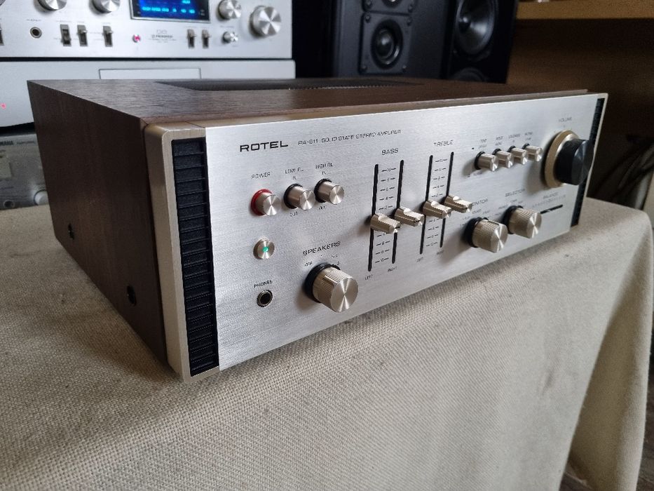Rotel RA 611. Perfect functional. 30 watts /canal. Impecabil
