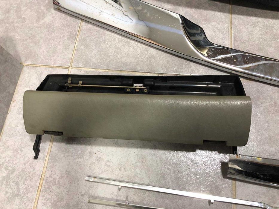 Оригинални части за Mercedes W126 – табло, седалки и др.