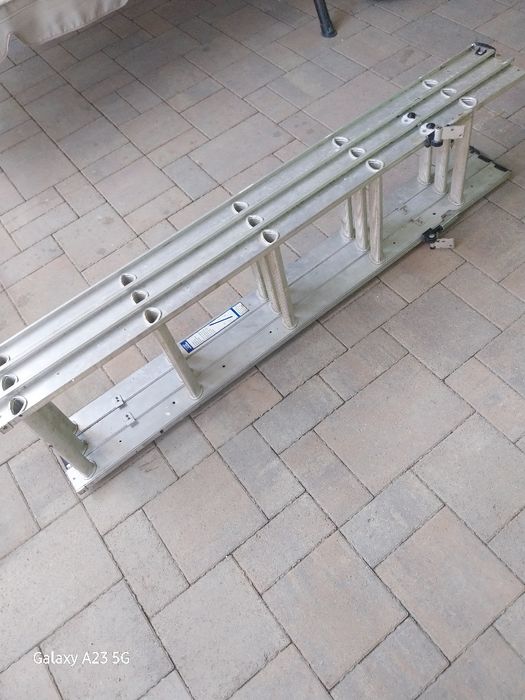 Scară pod / mansardă aluminiu profesională Werner (3 tronsoane x 5 trepte)Descriere: