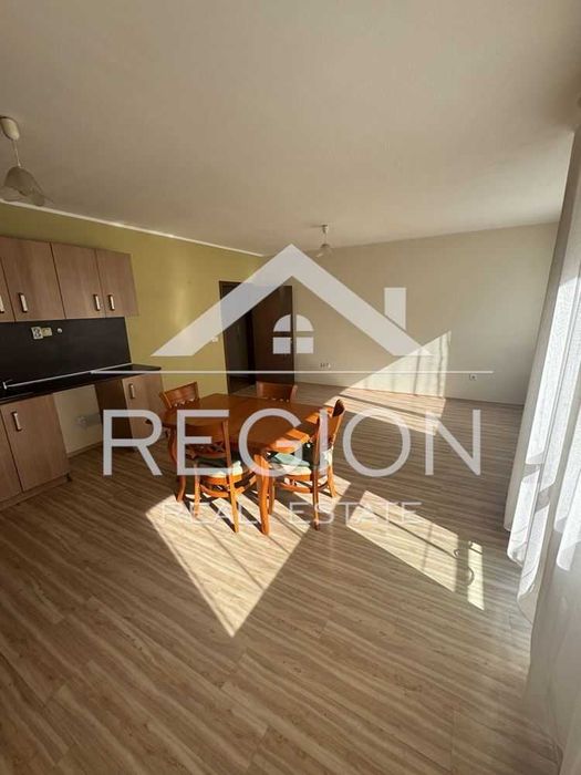 Тристаен полуобзаведен апартамент-Левски