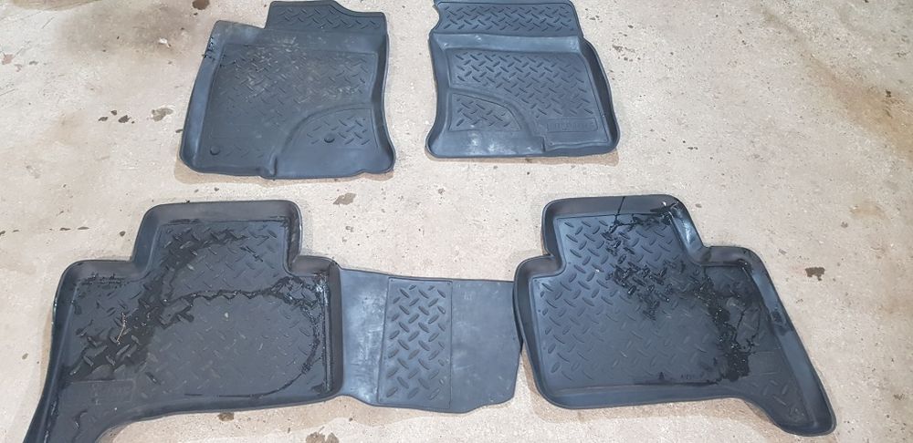 Продам комплект ковриков