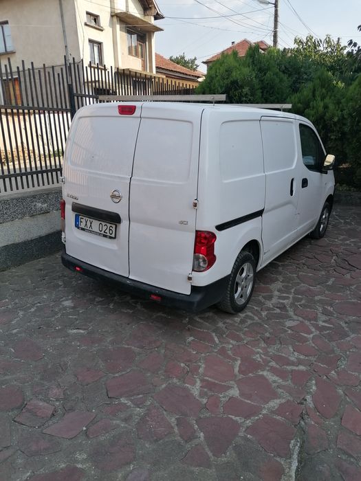 Продавам Нисан нв200