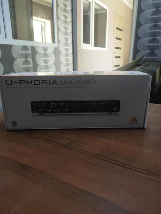 Аудиоинтерфейсом Behringer U-PHORIA UMC404HD.