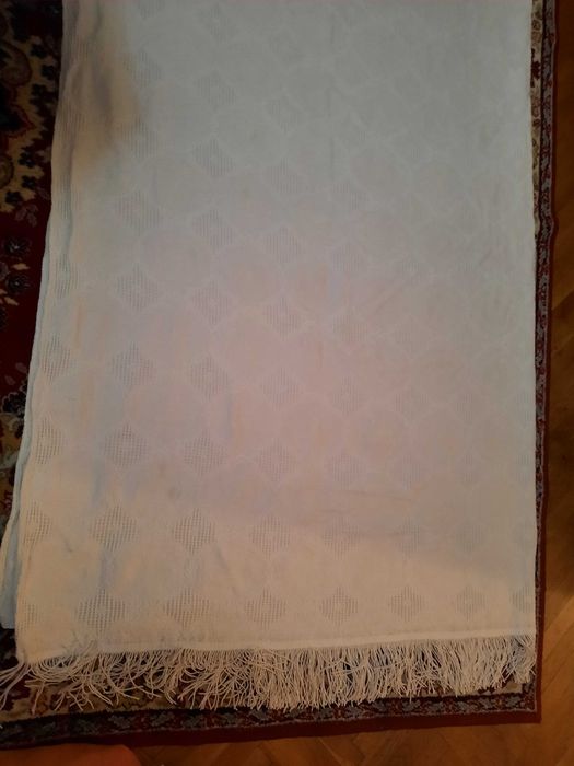 Продавам тъкана покривка за легло