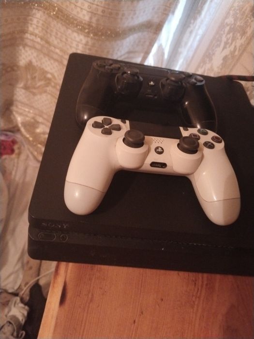 Продам PlayStation 4 в отличном состояние имеется 2 диска