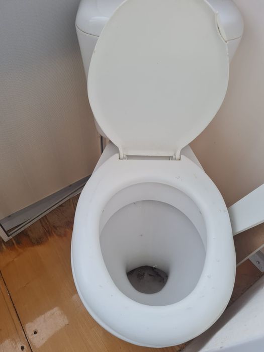 Продам унитаз с бачком