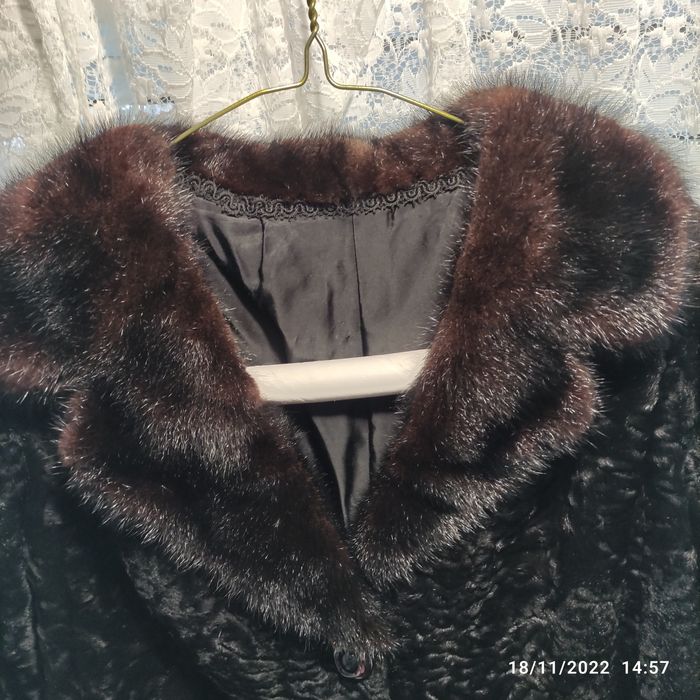 Vand haina blana neagra foarte frumoasa