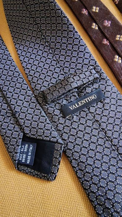 Вратовръзки Ermenegildo Zegna и Valentino
