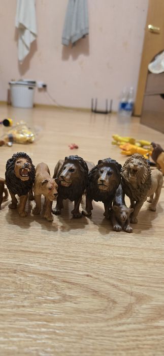 Продам релестичные фигурки львов оригинальные