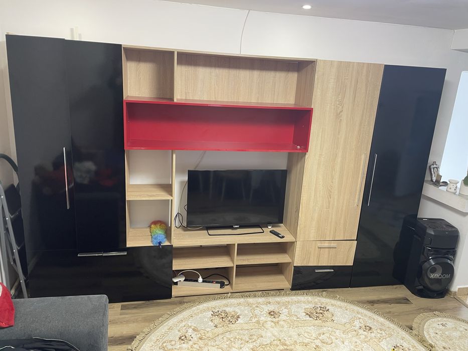 Mobila lucioasa din pal laminat cu doua sifoniere si rafturi cumparata