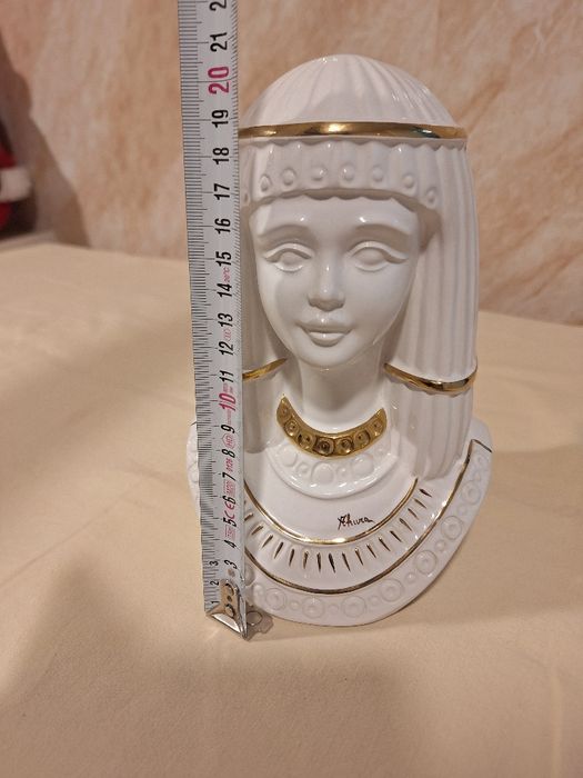 Порцеланов бюст Ahura