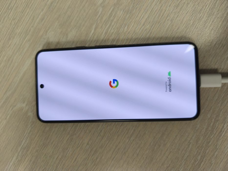 Google Pixel 8 + оригинален калъф