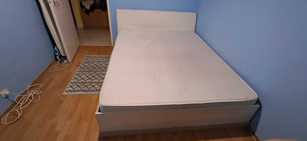 Vând pat 2 pers. in stare foarte bună cu spătar și saltea.