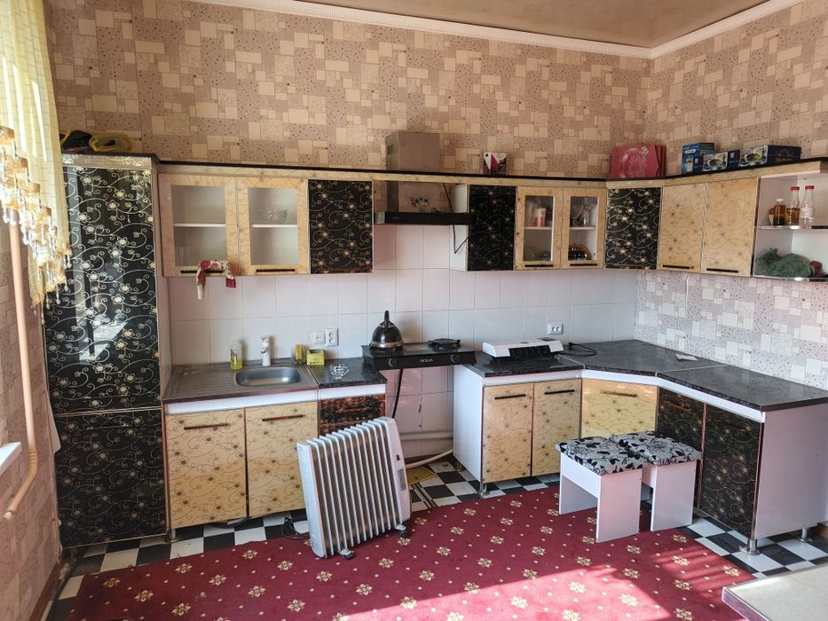 Uy sotiladi SROCHNO jihozlori bilan 600mk  Shomoxulum kotedj yoʻl usti