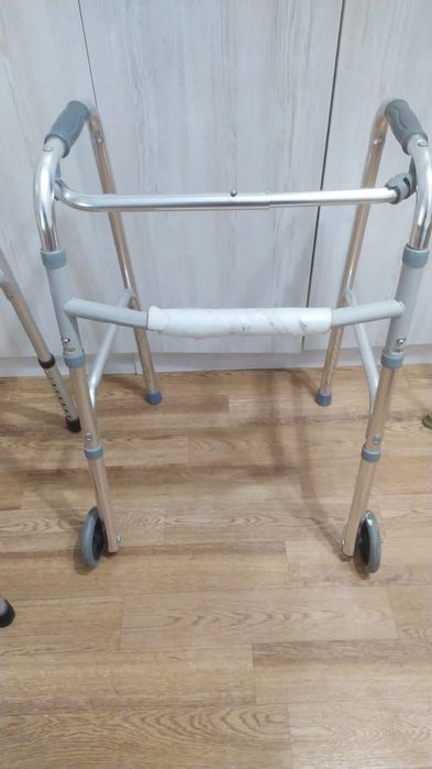 Ходунки для инвалидов или пожилых людей