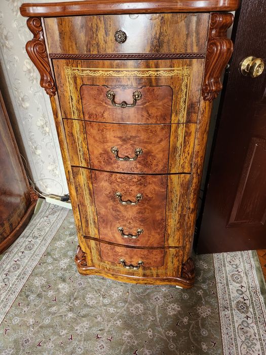 Срочно продаётся  Китайский мебель в отличном состоянии