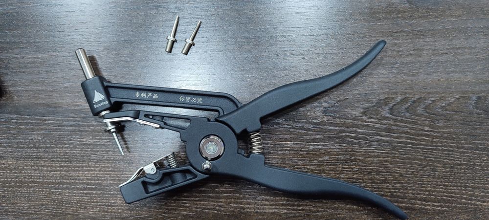 Для кроликов бирки и клипсатор