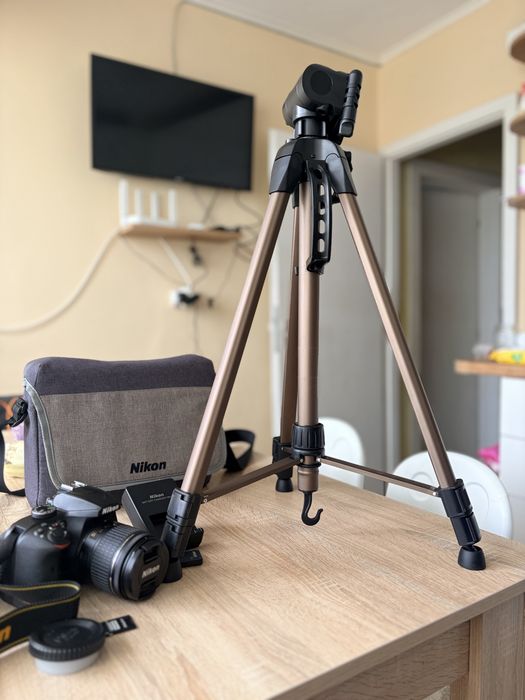 Nikon D3400 + 18-55mm , пълен комплект + подарък статив Hama
