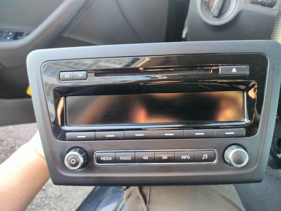 Продам штатную автомагнитолу Skoda