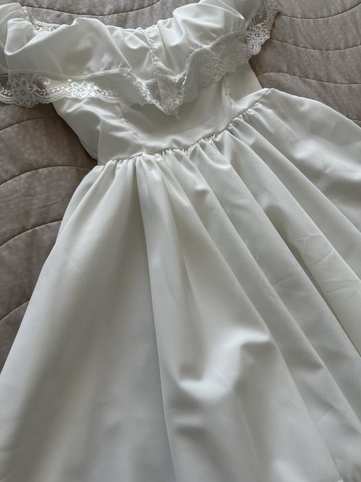 Къса бяла  рокля