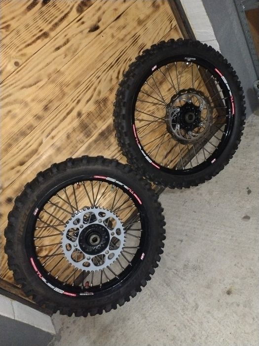 Vând set roti KTM  enduro/cross
Nu fac schimb nu vand separat 
Preț 2550 lei 
Mai ofer încă o guma de spate ca noua 
Detalii la Nr tel afișat în anunț