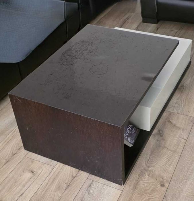 Елегантна маса за хол – удобство и стил в едно!